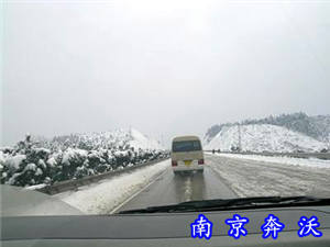 2007年公司參加江蘇電力救援車支援湖南郴州?。▓D）